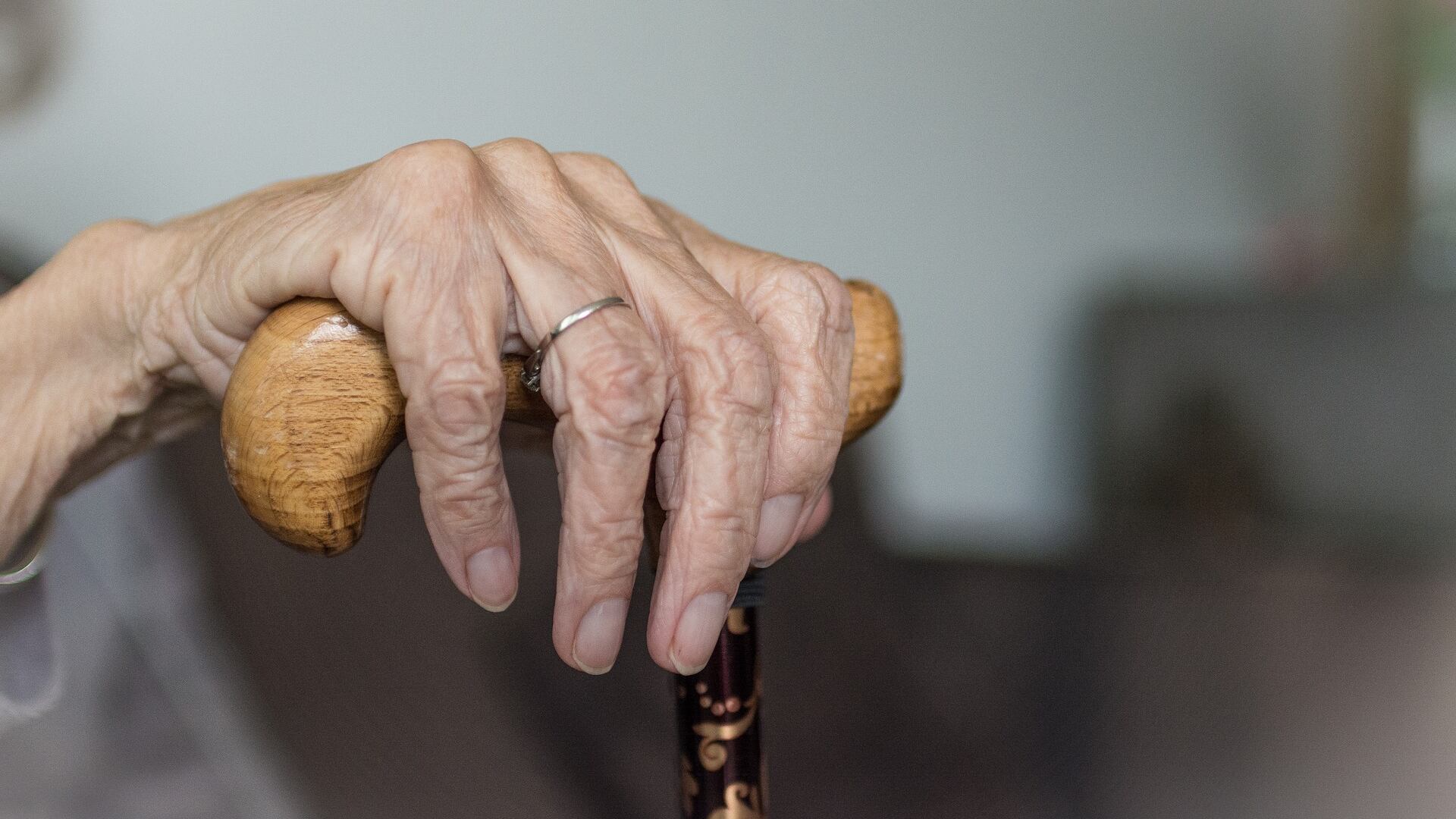 Con cerveza en mano, señora de 103 años festeja haber vencido al Covid-19
