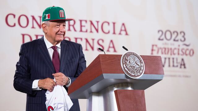 AMLO con la indumentaria de México para el Clásico Mundial de Béisbol.