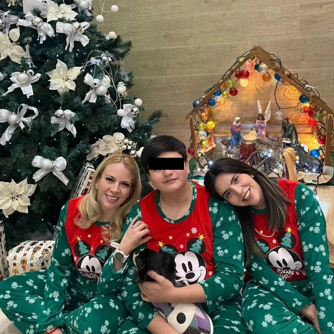 Mary Carmen Rodríguez Lucero con sus dos hijos.