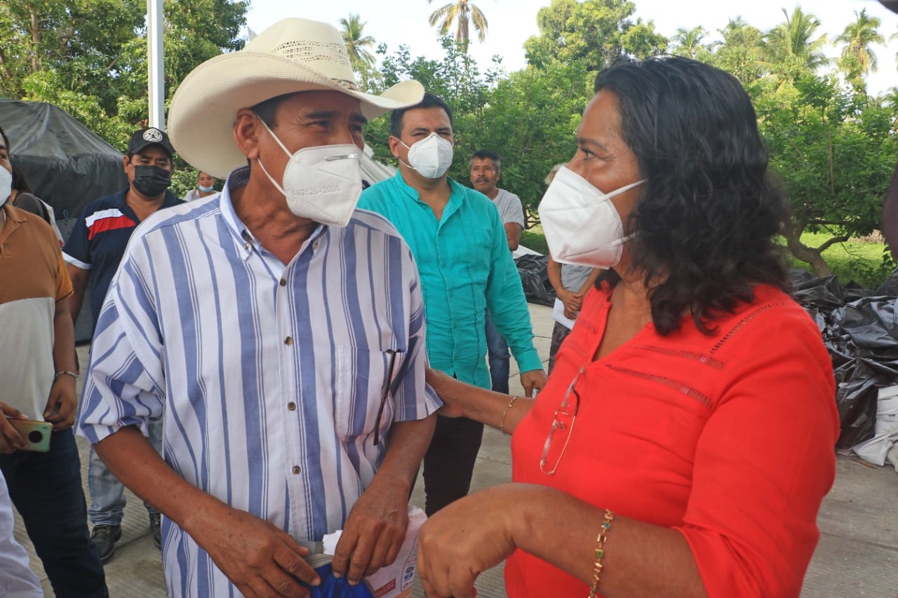 Abelina López entrega semilla de maíz mejorada