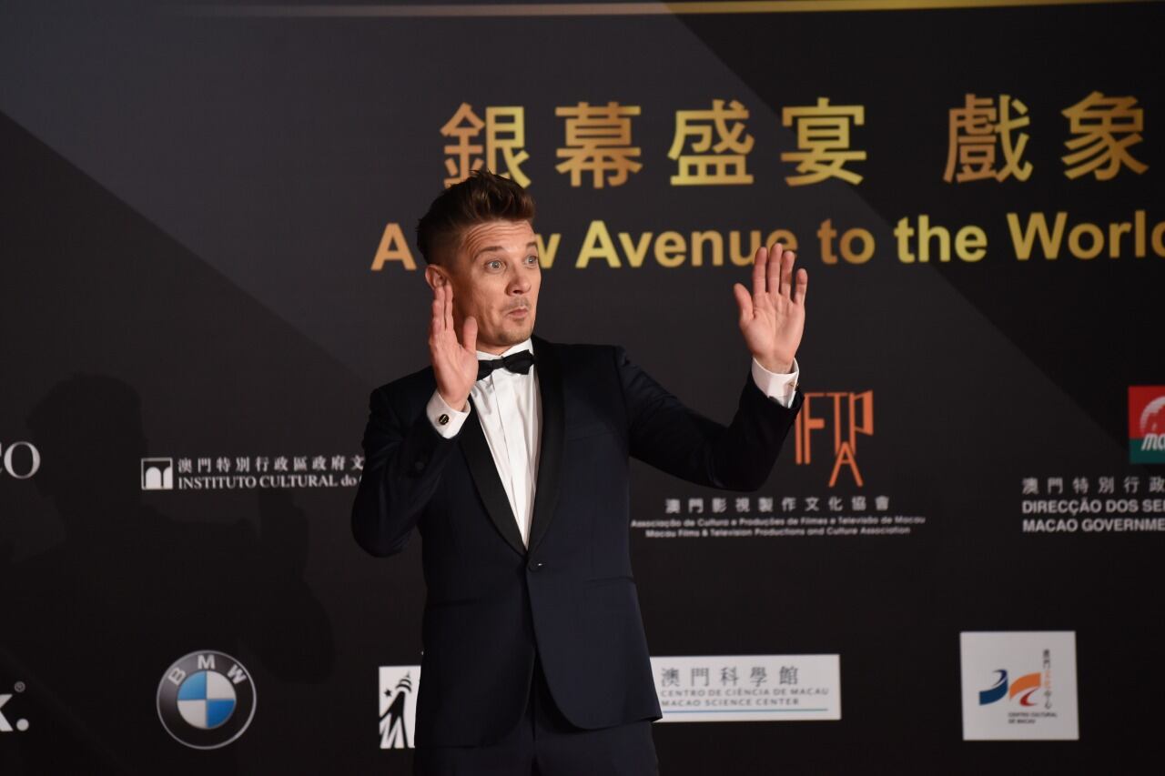 Jeremy Renner sufre un accidente con su quitanieve