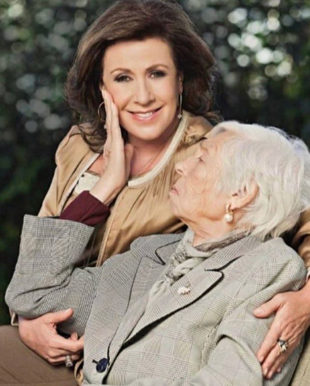 Laura Zapata y su abuela Eva Mange
