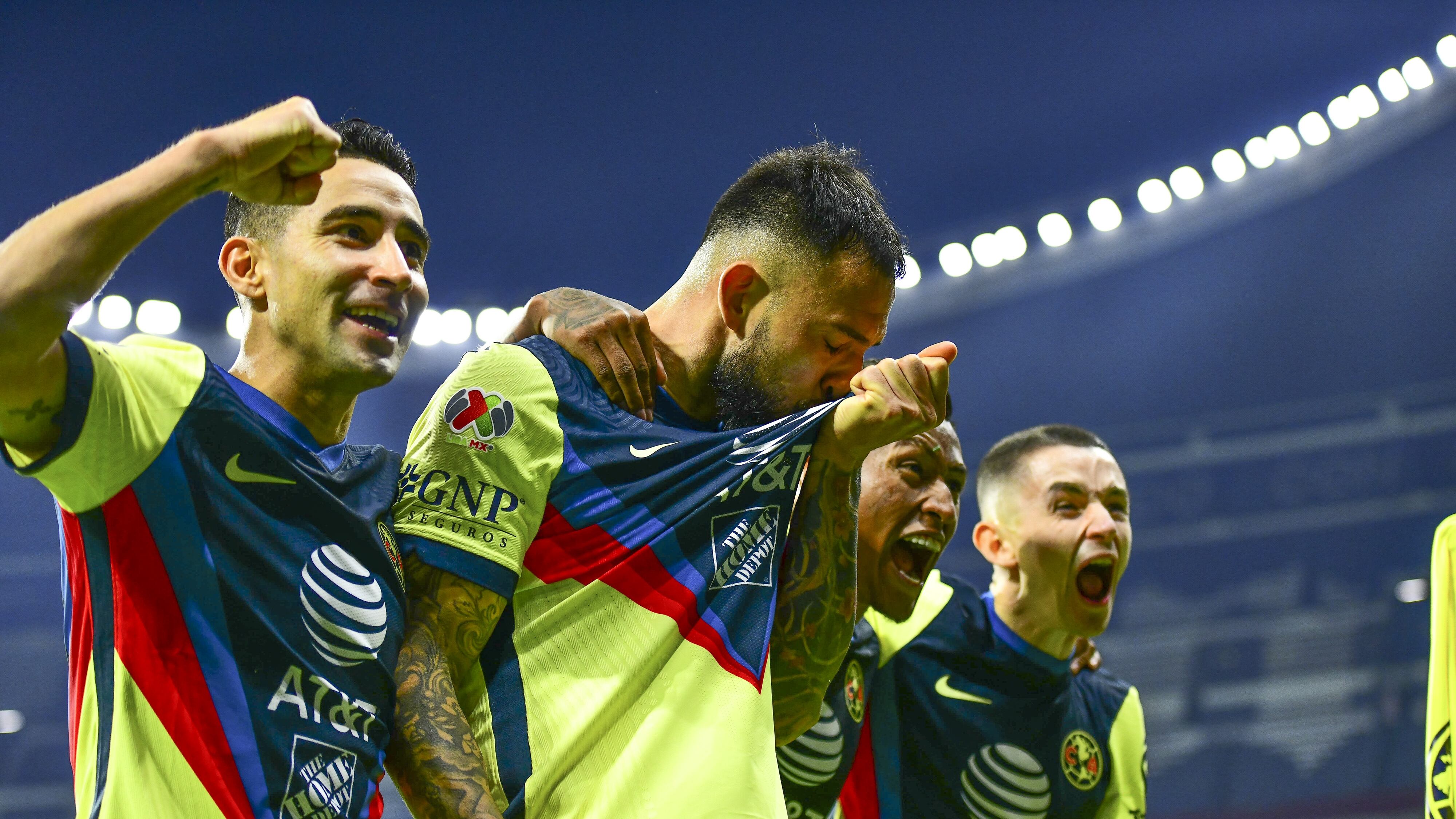 Club América se adelanta ante Cruz Azul con polémico penal