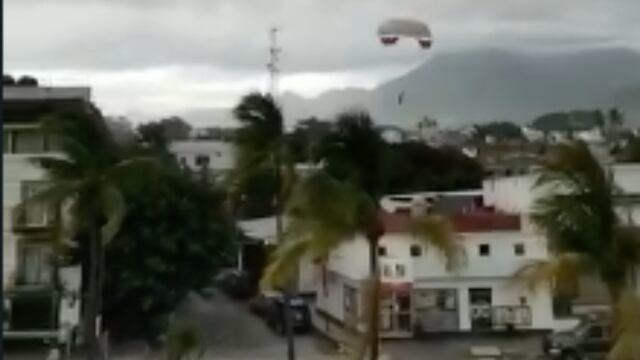 Turista volando sobre Puerto Vallarta