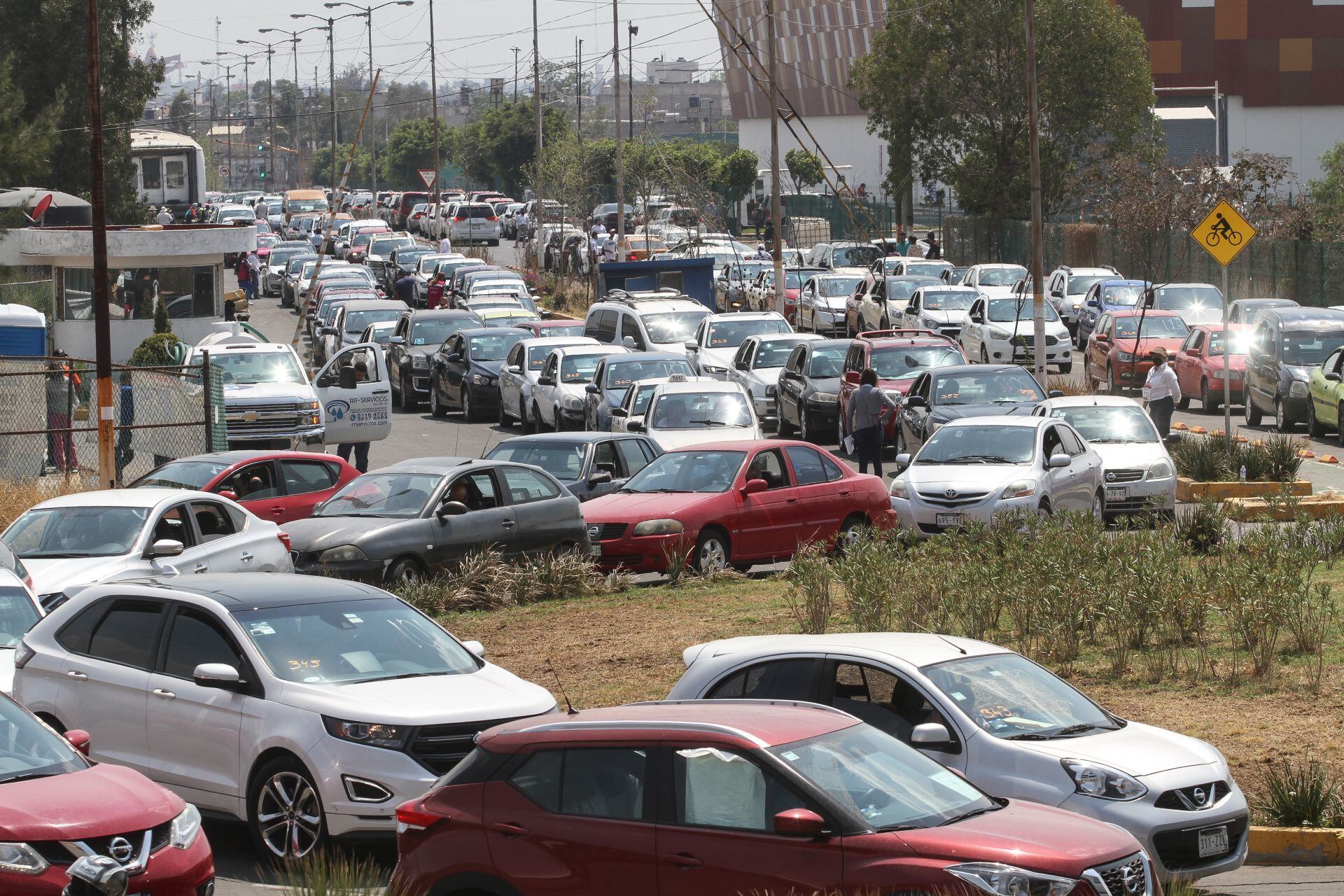 Fila de carros para vacunación contra coronavirus