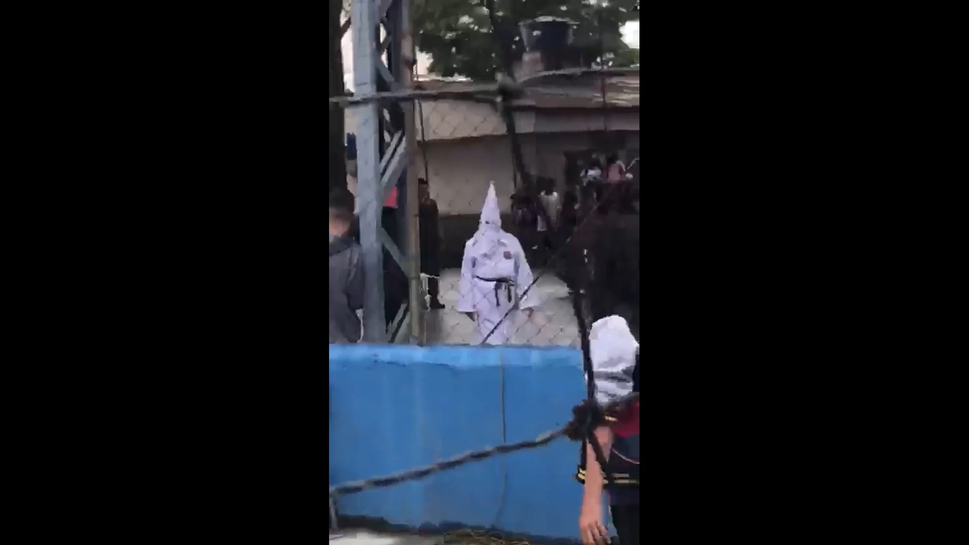 Profesor se disfrazó de un miembro del Ku Klux Klan
