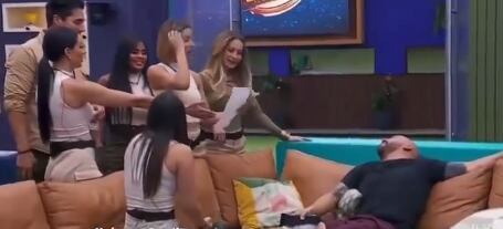 Ariadna Gutiérrez le da un último regalo a Lupillo Rivera en La Casa de los Famososo 2024