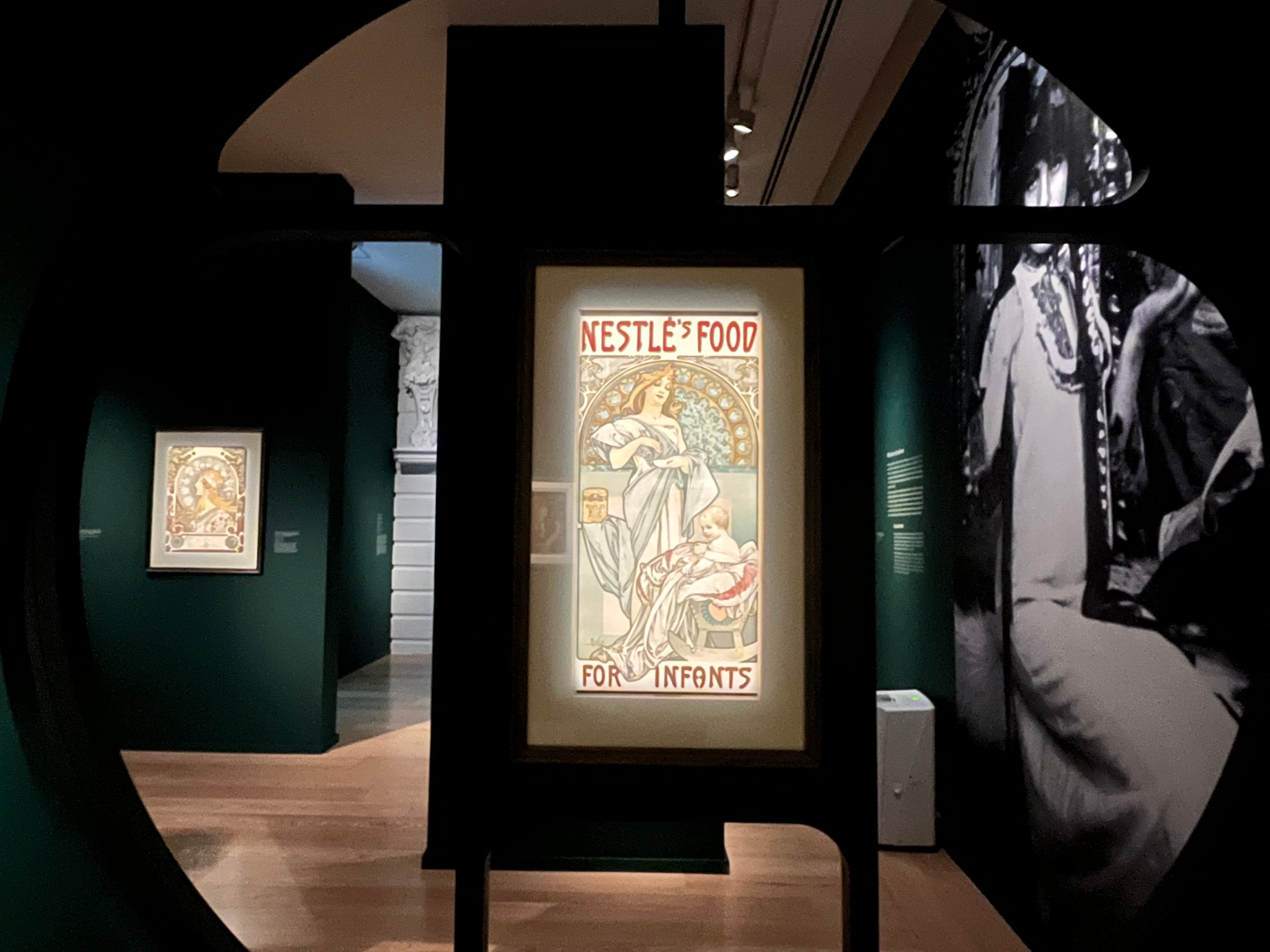 La obra publicitaria que Alphonse Mucha creó para Nestlé en 1897