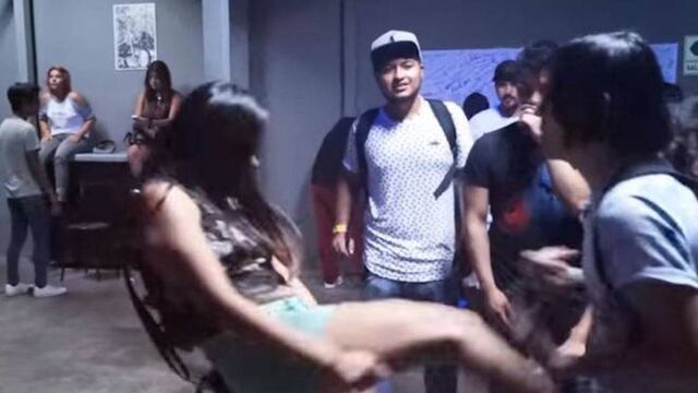 Patada a testículos.