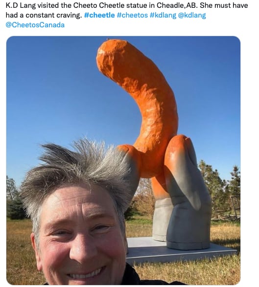 Estatua de Cheetos en Cheadle en Alberta, Canadá