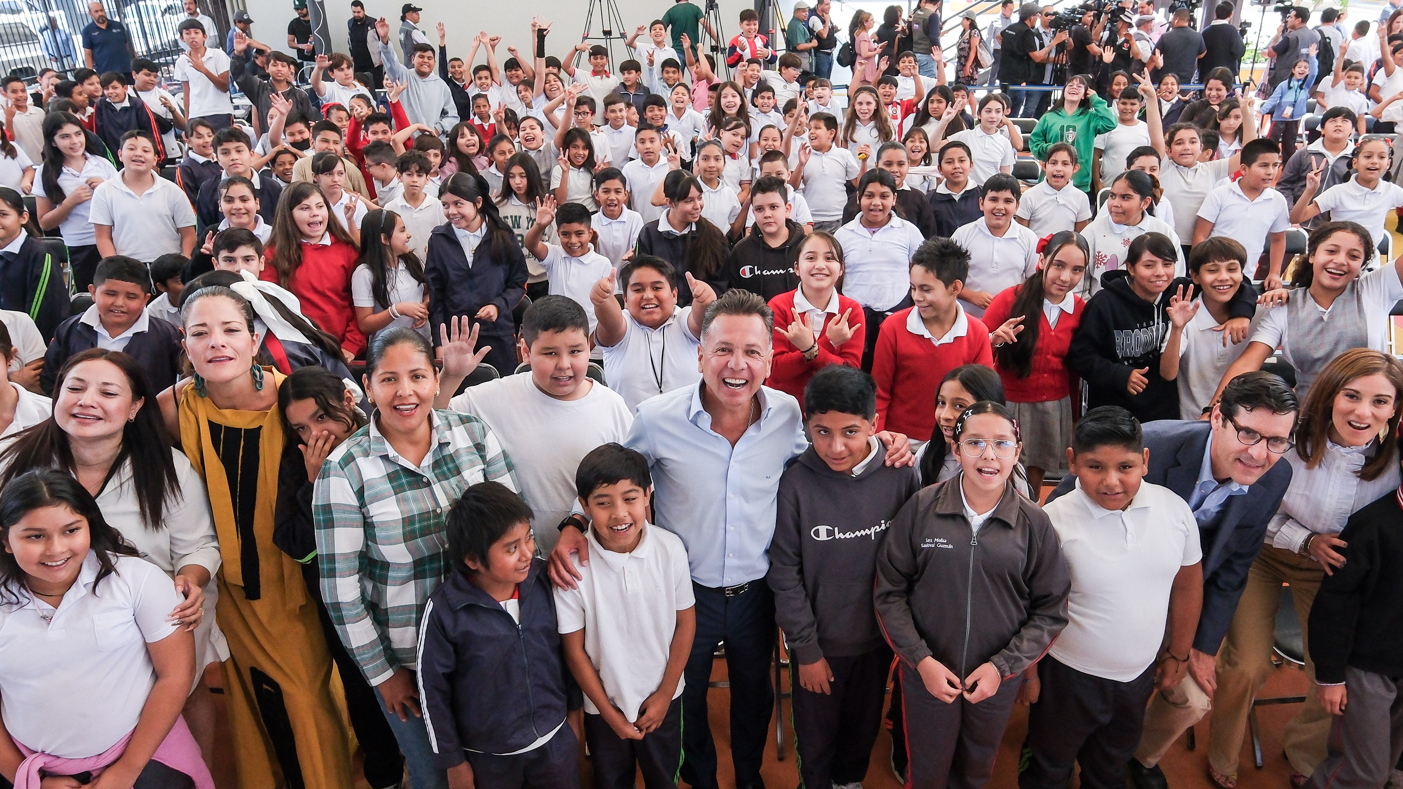 Jalisco es el primer estado con transporte público gratuito para menores