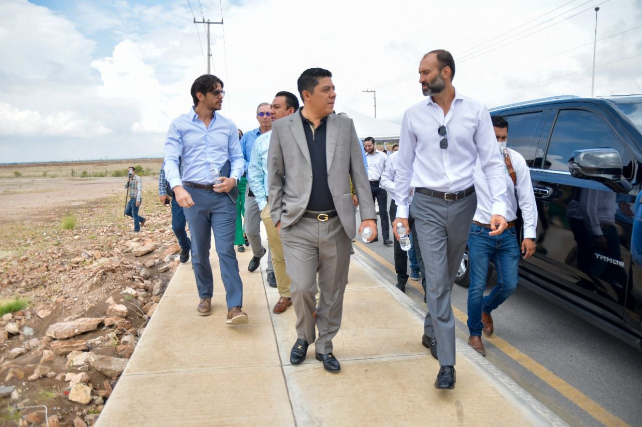Ricardo Gallardo Cardona celebra venta de terrenos en San Luis Potosí