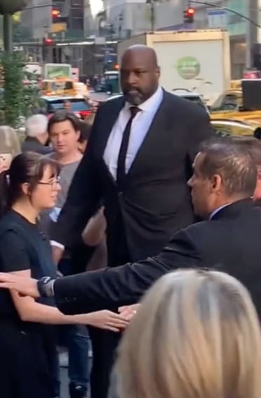 Guardaespaldas de Arnold Schwarzenegger se roba las miradas