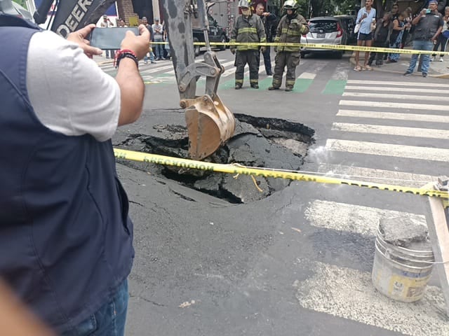 Socavón en Avenida Monterrey de la colonia Roma Norte