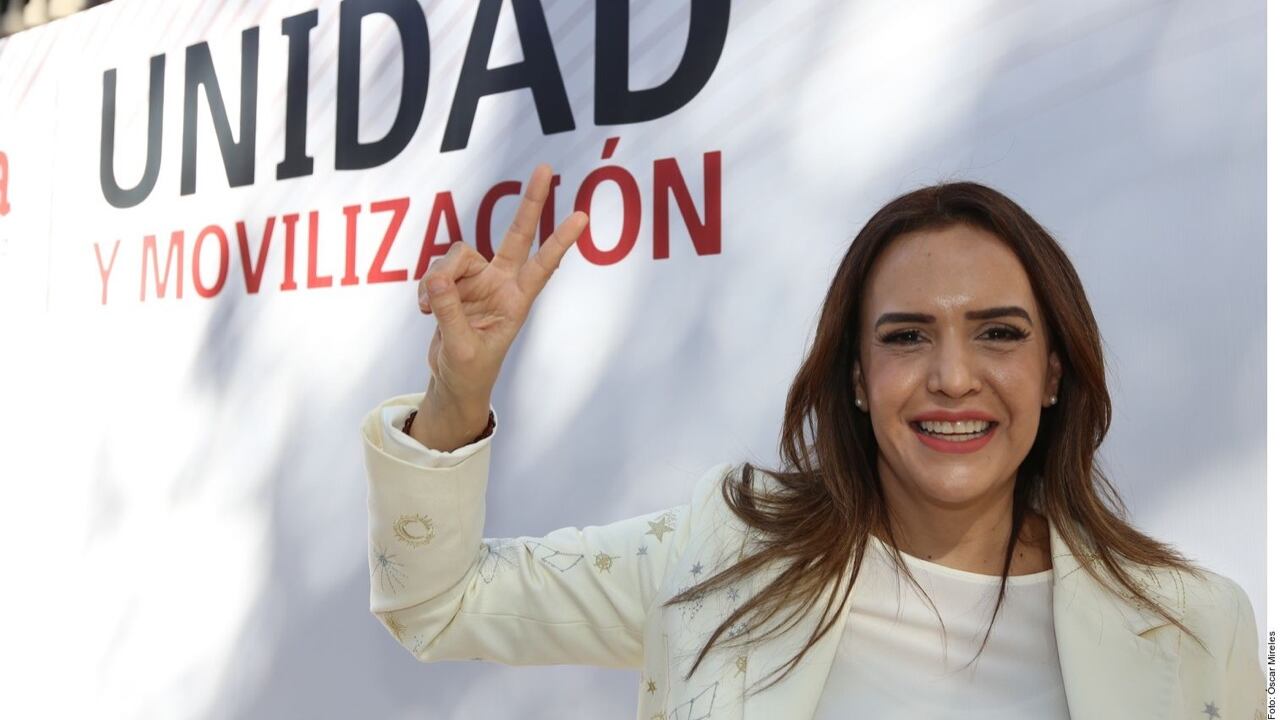 Clara Luz Flores reaparece; recolecta firmas para la revocación de mandato