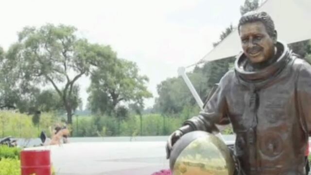 Estatua del astronauta mexicano José Hernández