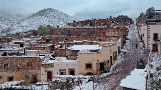 Bajas temperaturas provocan nevada en San Luis Potosí.