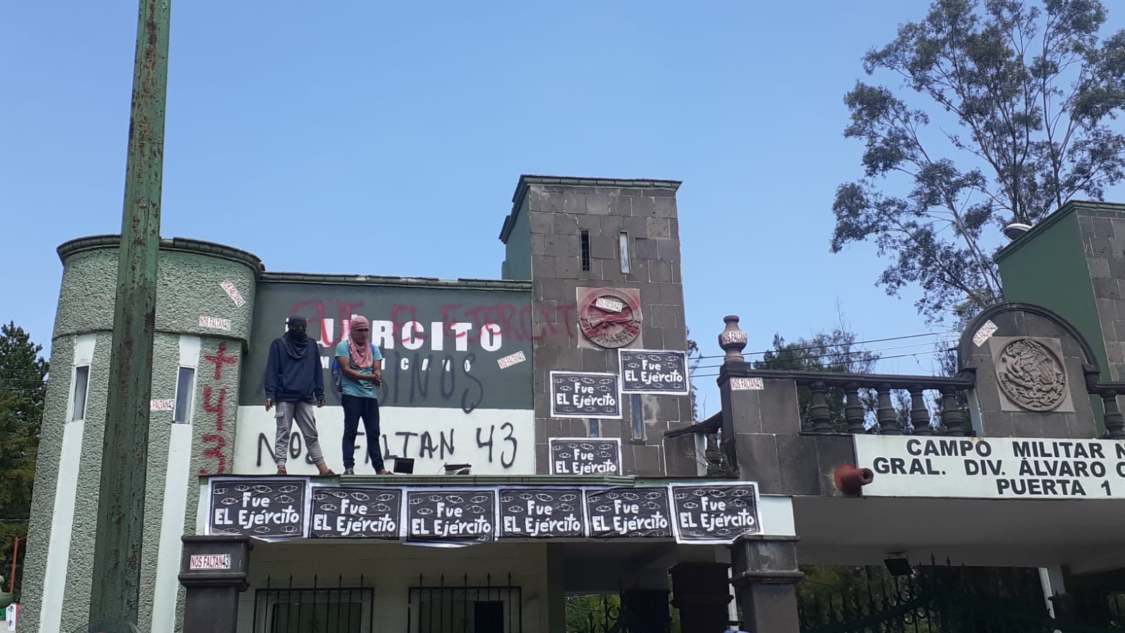 Normalistas de Ayotzinapa se manifiestan fuera del Campo Militar número 1