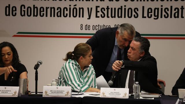 Con fotos cachan a Adán Augusto López “dando línea” a senadores durante reunión en comisiones del Senado