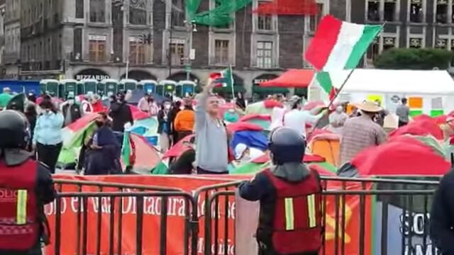 Manifestantes gritan Fuera Frena