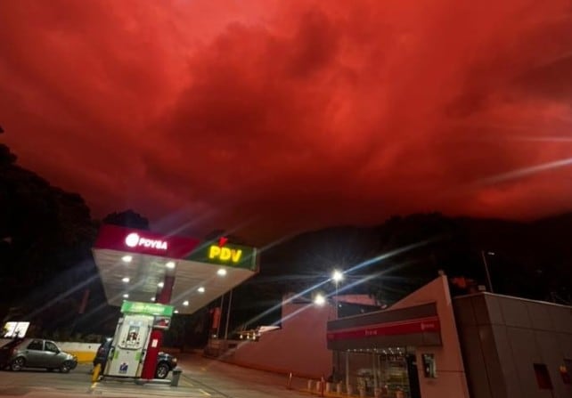 Cielo Rojo en Caracas