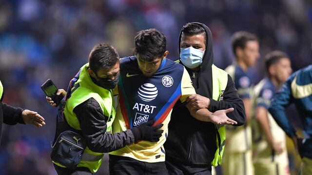 Fans del CLub América invaden cancha.