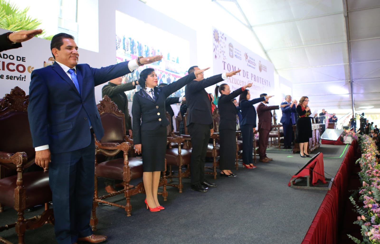 Azucena Cisneros toma protesta