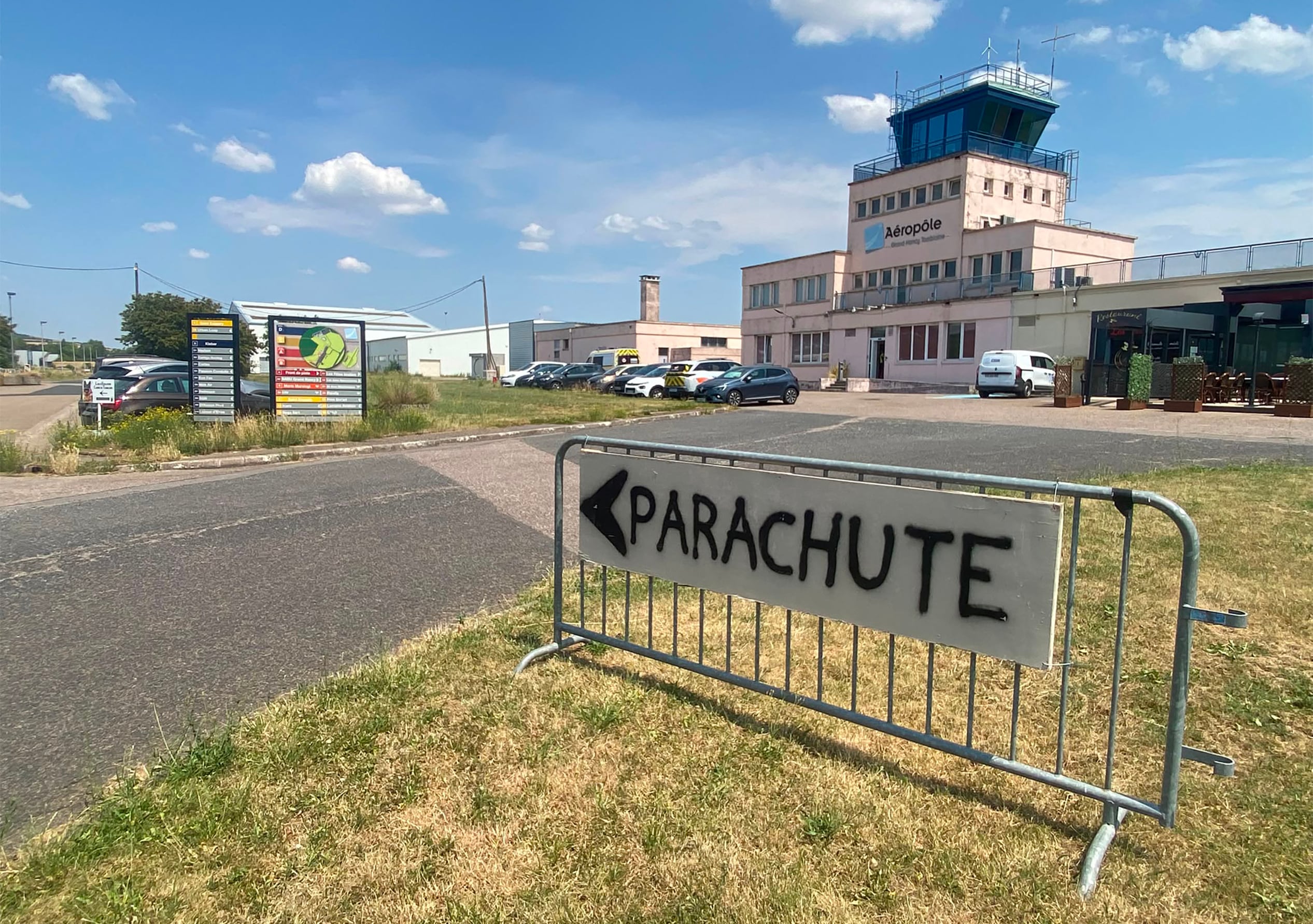 Mueren 11 personas en accidente de avioneta de paracaidismo en Francia