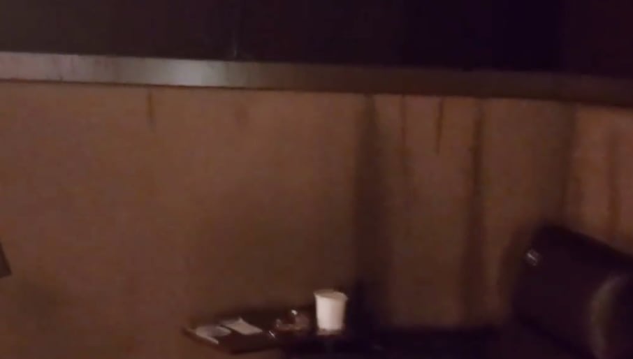 Exhiben humedad en sala VIP de Cinépolis