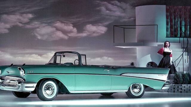 En 1955 la industria automotriz en pleno auge gracias a modelos que se replicaban de las grandes compañías como FORD o GM, hacían la vida cómoda y sustentable a quienes podía pagar su adquisición.