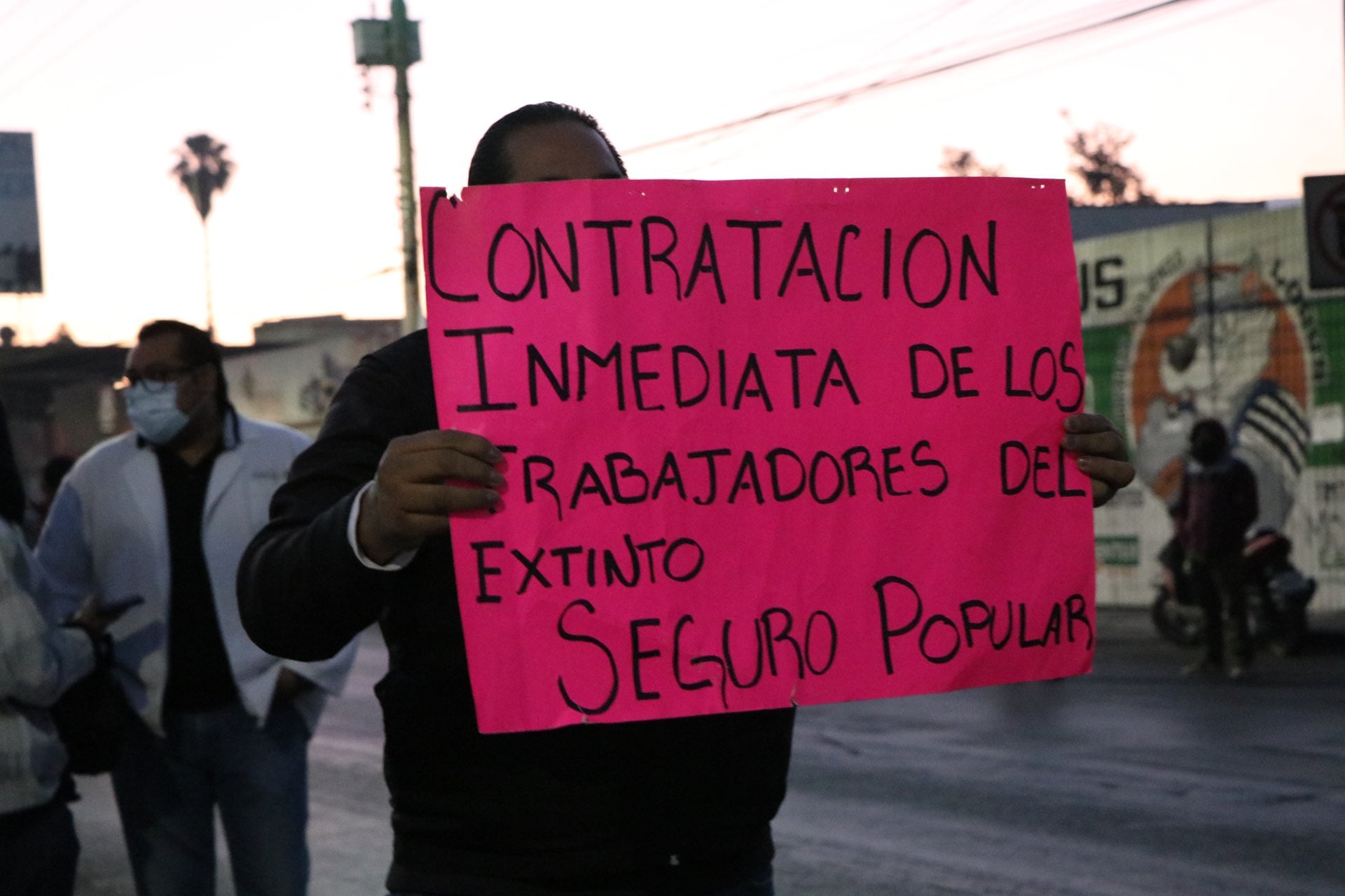 "Contratación inmediata de los trabajadores del extinto Seguro Popular"