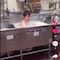 VIDEO: Se baña desnudo en la tina para trastes de un restaurante