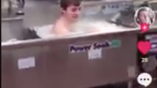 Se bañó en donde lavan los trastes