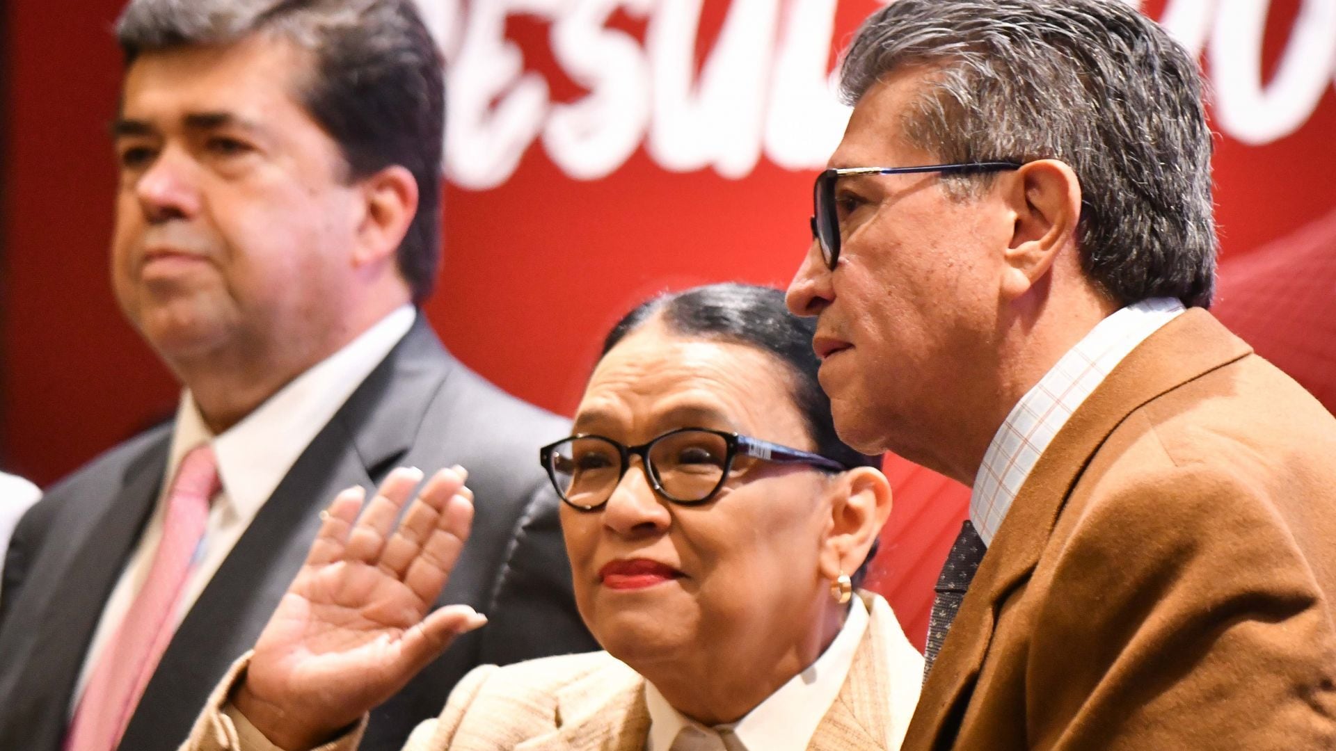 Rosa Icela rodeada de bichos de muy explicable riqueza… ¿Y las diputadas con A?