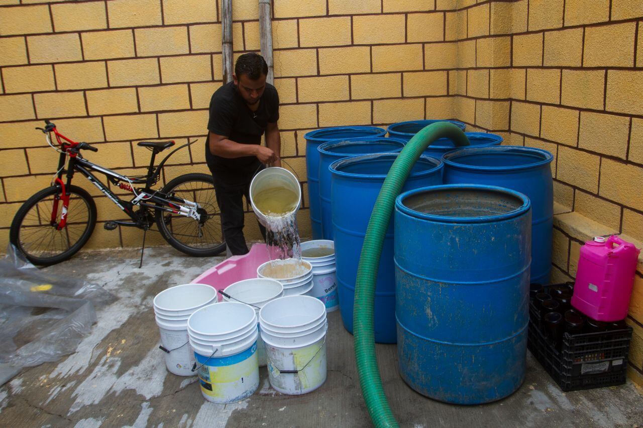 Trabajadores de pipas de agua en Iztapalapa