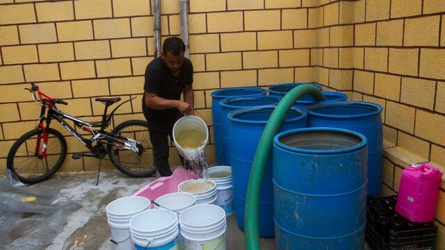 Trabajadores de pipas de agua en Iztapalapa