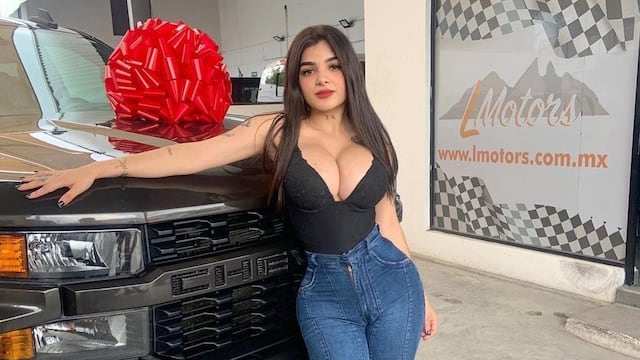 Karely Ruiz con camioneta