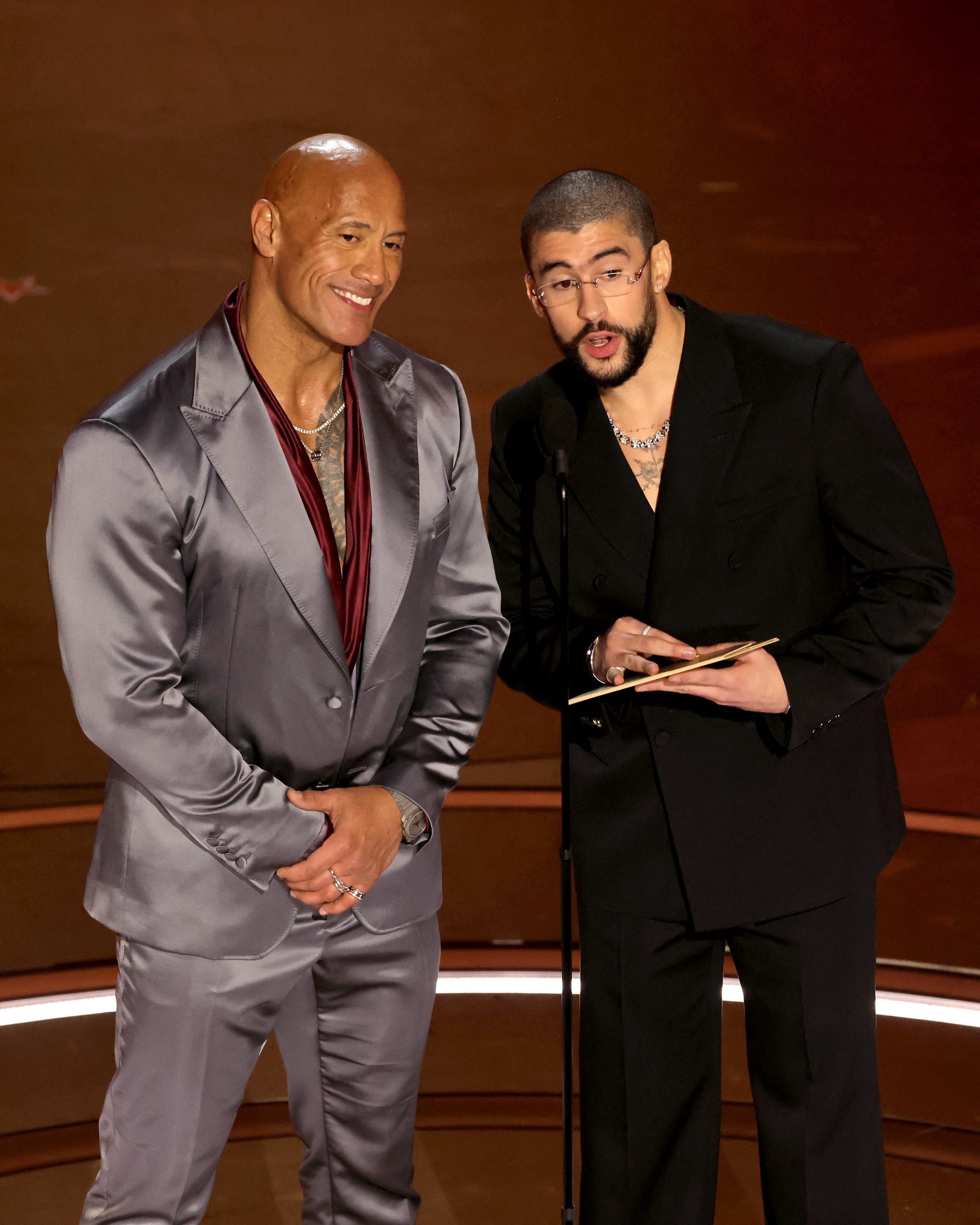 Dwayne Johnson y Bad Bunny en Premios Oscar 2024