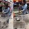 VIDEO: Captan a mujer robando botellas de manera descarada en Sam’s Club