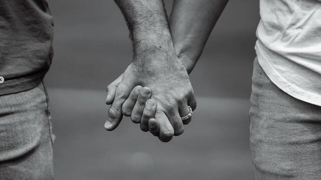 Futbolista se compromete con su novio en un campo de futbol