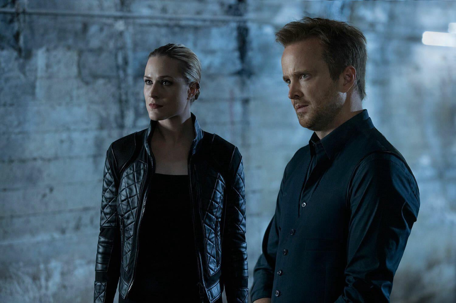 Aaron Paul y Evan Rachel Wood en la serie Westworld