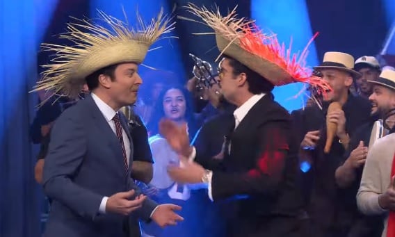 Bad Bunny sorprende a Jimmy Fallon con pachanga latina.