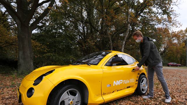 Automóvil hecho de desechos reciclados