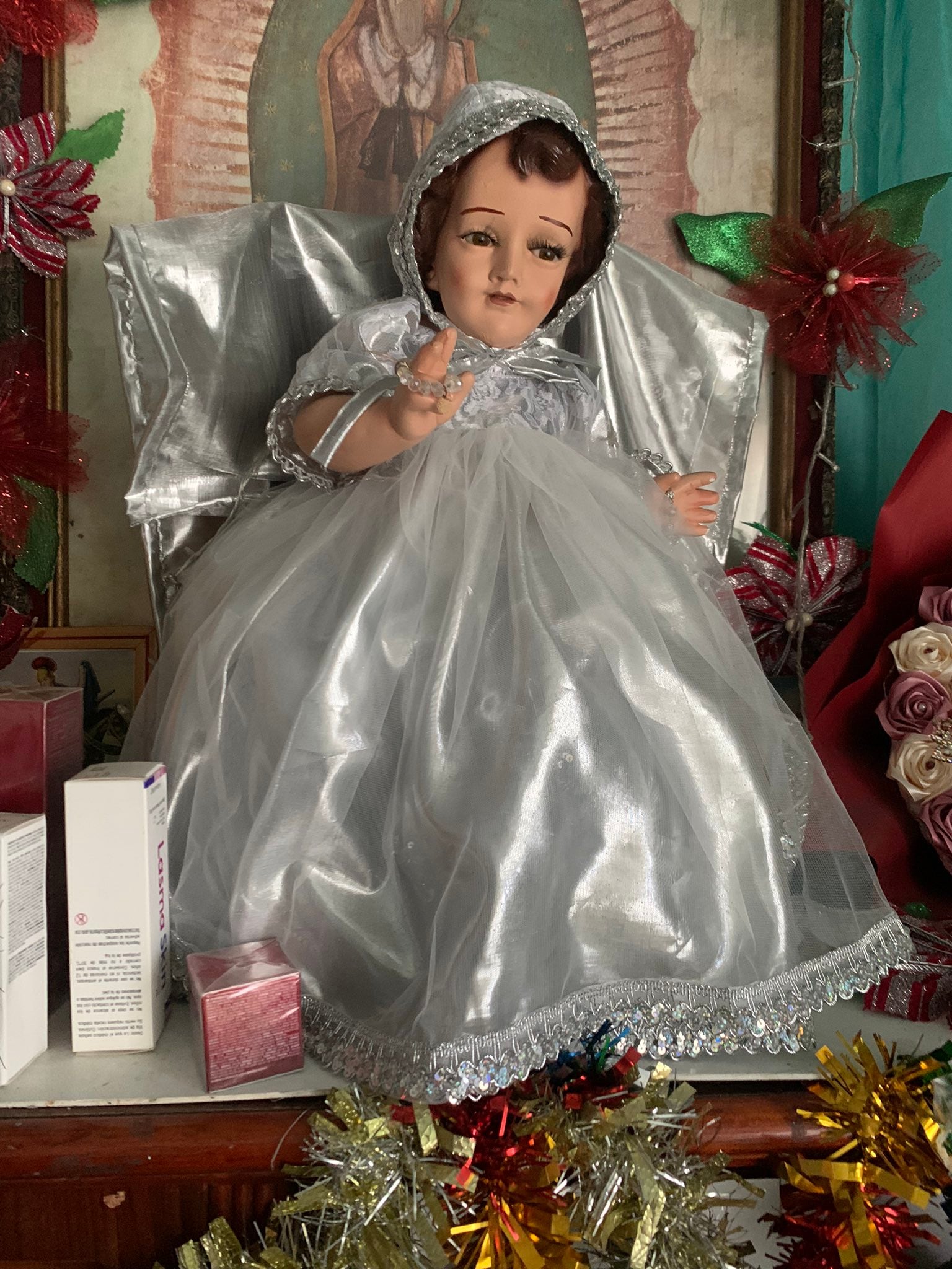 Usó el mismo vestido de boda que un niño Dios