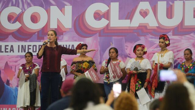 Claudia Sheinbaum habla con cientos de personas que asistieron a su Asamblea Informativa