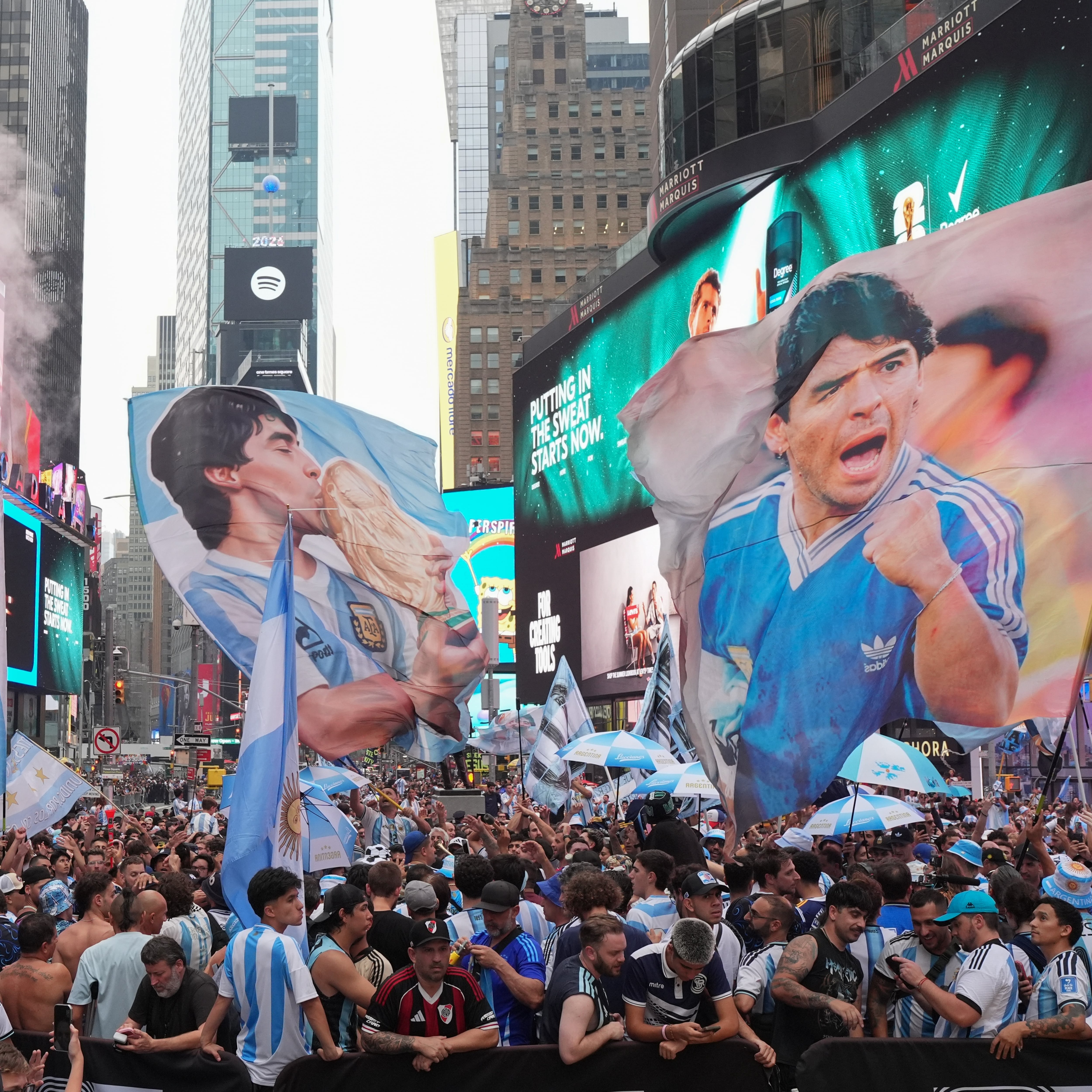 Final del Mundial 2026: aficionados argentinos y españoles llegan a Times Square