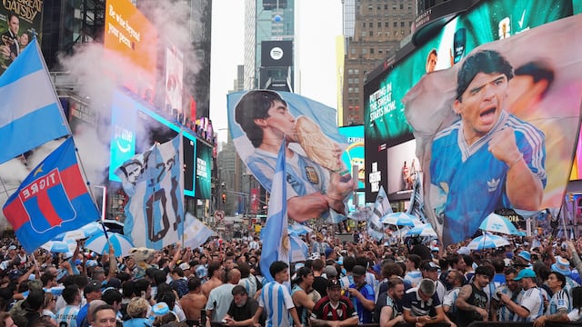 Times Square se divide en rojo y azul por final del Mundial 2026