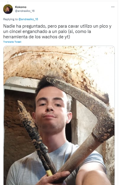 Andrés Cantó muestra sus herramientas utilizadas en la cueva.