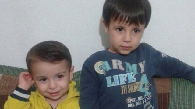 Aylan Kurdi junto a su hermano Galip