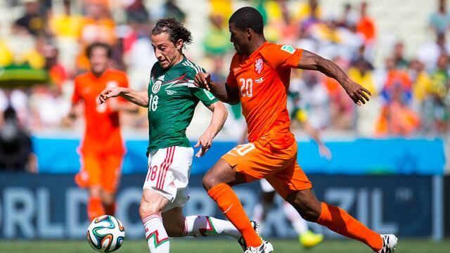 Wijnaldum y Guardado disputan un balón en el México vs Holanda del Mundial 2014